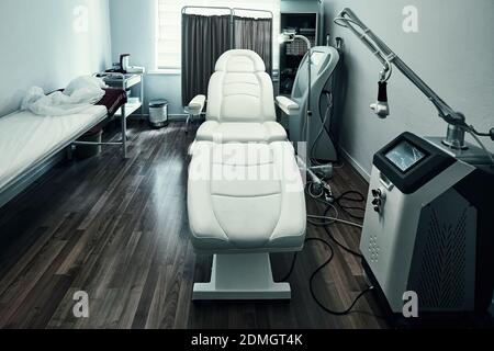 Sedia medica e attrezzature in una clinica medica o all'interno di un ufficio medico. Foto Stock