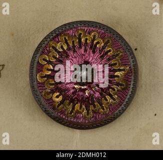 Bottoni, carta, lamina metallica, filo, paillettes, busta pieghevole di carta con chiusura a cravatta; utilizzato come custodia per dieci bottoni circolari., su card 14, Francia, fine 18 ° secolo, costume & accessori, Arti decorative, bottone Foto Stock