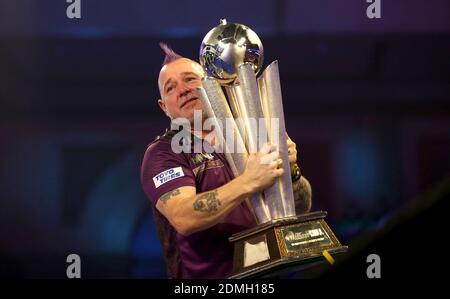 File photo datato 01-01-2020 di Peter Wright celebra il trofeo dopo aver vinto i Mondiali William Hill ad Alexandra Palace, Londra. Foto Stock