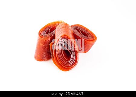 frutta pastiglia di mele e albicocche, foglie secche di purè di frutta e bacche. Cibo biologico. Prodotti naturali. Isolato Foto Stock