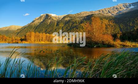 Autunno tramonto formato panorama foto del Cheam Lake Wetlands Regional Park con il Monte Cheam sullo sfondo, Rosedale, British Columbia, Canada Foto Stock