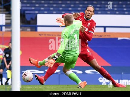 File photo datato 17-10-2020 della Virgil van Dijk di Liverpool (a destra) viene sfidata dal portiere di Everton Jordan Pickford durante la partita della Premier League al Goodison Park di Liverpool. Foto Stock