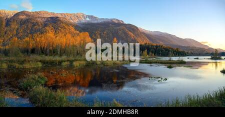 Autunno tramonto formato panorama foto del Cheam Lake Wetlands Regional Park con il Monte Cheam sullo sfondo, Rosedale, British Columbia, Canada Foto Stock