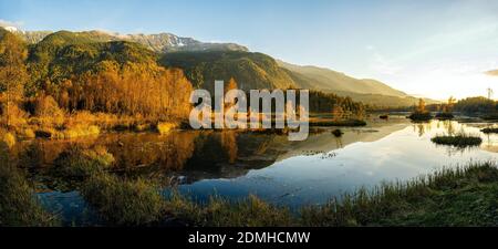 Autunno tramonto formato panorama foto del Cheam Lake Wetlands Regional Park con il Monte Cheam sullo sfondo, Rosedale, British Columbia, Canada Foto Stock