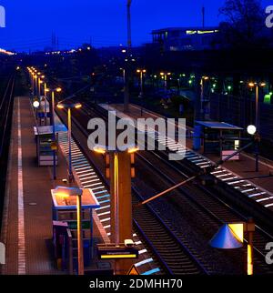 Abbandonata vuota stazione ferroviaria suburbana di notte Foto Stock