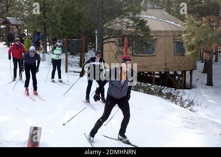 Ogni anno il Lake Chelan Nordic Club tiene una pista da sci a Echo Ridge a Chelan, Washington. L'evento è stato concepito per offrire ai piloti e agli sciatori le opzioni i Foto Stock