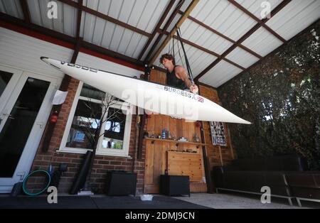 Ecco la selezione delle foto dell'anno da parte dell'agenzia di stampa PA. Il canoista britannico Adam Burgess si allena a casa sua a Cheshunt, Hertfordshire, durante il blocco. L’età di 28 anni si è qualificata a rappresentare la Gran Bretagna alle Olimpiadi estive del 2020 riprogrammate a Tokyo, gareggiando all’evento maschile C-1 Foto Stock