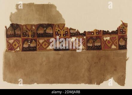 Fragment, Medium: Lana, cotone tecnica: Tappezzeria ad interlock singolo, frammento, arazzo eccentrico ad interlock. Fascia stretta di arazzi, in rosso, nero, giallo, marrone e bianco; disegno di due file di quadrati. La riga superiore contiene una farfalla naturalistica, dimensioni della vita e una disposizione ravvicinata delle forme di loto, alternativamente; la riga inferiore, le stesse farfalle e un gruppo di forme geometriche disposte sopra un tumulo. Su entrambi i lati della striscia di tappezzeria si estende tutto-cotone REPS terra, dun-colorato, S-spun cotone non tessuto; trame: Arazzi, lane policrome unspun, piuttosto fine; macinato, molto fine sottile unspun, cotone non sgranato. Foto Stock
