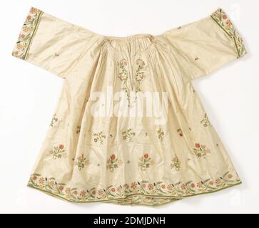 Blusa, Medium: Seta su seta tecnica: Ricamata in maglia a catena (tambour) su tela tessitura, blusa di seta con maniche corte e polsini ricamati. Ricamato sul bordo del collo e in tre fasce in basso., Europa, 19 ° secolo, costume e accessori, blusa Foto Stock