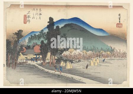 Tempio di Ishiyakushi, nelle cinquantatre stazioni di Tokaido Road (Tokaido Gojusan Tsugi-no Uchi), Ando Hiroshige, giapponese, 1797–1858, stampa a blocchi di legno (ukiyo-e) su carta di gelso (lavi), inchiostro a colori, a sinistra, tempio del villaggio tra gli alberi alla base della collina. Oltre ci sono cime di un'altra gamma di colline. I facchini passano lungo la strada verso sinistra. Destra, due uomini che lavorano nei campi di riso., Giappone, ca. 1834, Paesaggi, Stampa Foto Stock