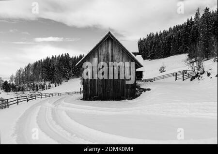 Capanna Stoana in inverno in bianco e nero, Kleinlobming, Austria Foto Stock