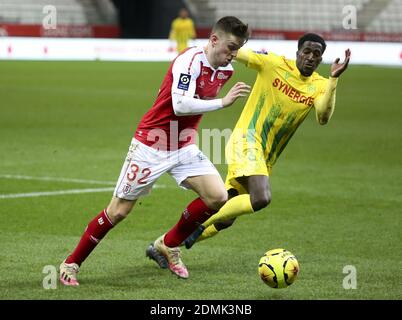 Thomas Foket di Reims, Abdul Kader Bamba del FC Nantes durante il campionato francese Ligue 1 partita di calcio tra Stade de Re / LM Foto Stock