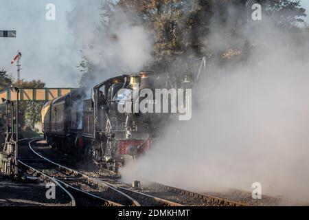 BR 'manor' 4-6-0 No. 7822 'Foxcote Manor' e BR '5101' 2-6-2T No. 5199 aspettano a Rotley sulla Ferrovia Mid-Hants durante il loro gala a vapore d'autunno Foto Stock