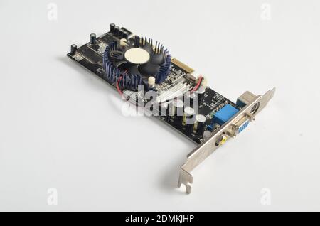 Scheda video retrò su sfondo bianco. Componenti del computer Foto Stock