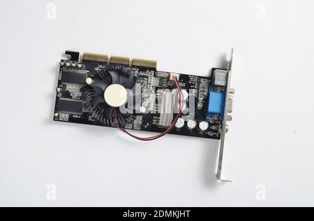 Scheda video retrò su sfondo bianco. Componenti del computer Foto Stock
