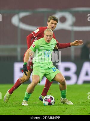 Monaco, Germania. 16 Dic 2020. Alexander Nuebel, portiere FCB 35 competere per la palla, affrontare, duello, testata, zweikampf, azione, lotta contro Xaver SCHLAGER, WOB 24 nella partita FC BAYERN MUENCHEN - VFL WOLFSBURG 2-1 1.Lega di calcio tedesca il 16 dicembre 2020 a Monaco, Germania. Stagione 2020/2021, giorno di festa 12, 1. Credit: Peter Schatz/Alamy Live News Foto Stock