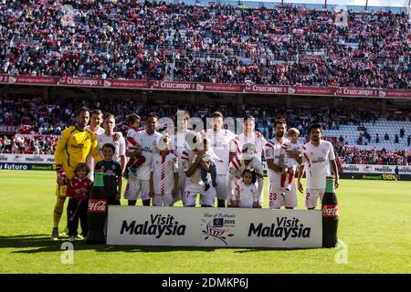 Sevilla FC si allineerà prima della partita di la Liga BBVA tra Sevilla FC e Levante UD allo stadio Ramon Sanchez Pizjuan il 9 novembre 2014 a Siviglia, Spagna Foto Stock