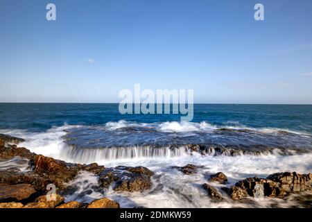 Cascate in mezzo all'oceano. In Hang Rai in Chua mountain resort Foto Stock