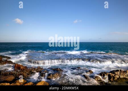 Cascate in mezzo all'oceano. In Hang Rai in Chua mountain resort Foto Stock