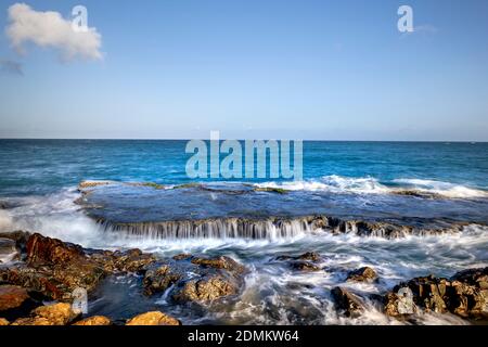 Cascate in mezzo all'oceano. In Hang Rai in Chua mountain resort Foto Stock