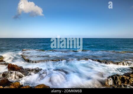 Cascate in mezzo all'oceano. In Hang Rai in Chua mountain resort Foto Stock