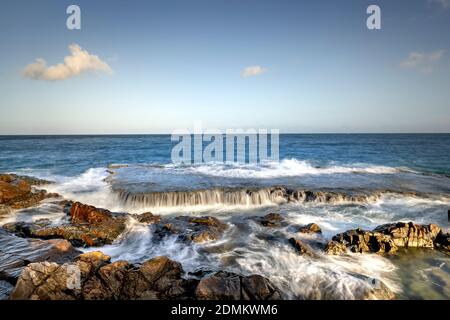 Cascate in mezzo all'oceano. In Hang Rai in Chua mountain resort Foto Stock