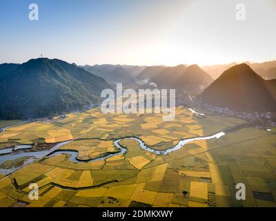 Valle del Bac Son con campi di riso gialli nella stagione di raccolta nel distretto di Bac Son, provincia di Lang Son, Vietnam Foto Stock