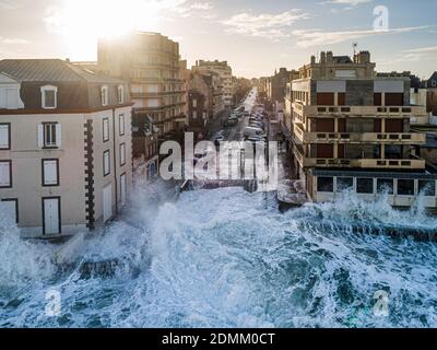 Saint-Malo (Bretagna, Francia nord-occidentale), il 12 febbraio 2020: Marea primaverile e tempesta Ciara in Bretagna. Onde che si infrangono sulle banchine lungo il wate Foto Stock