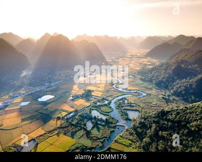 Valle del Bac Son con campi di riso gialli nella stagione di raccolta nel distretto di Bac Son, provincia di Lang Son, Vietnam Foto Stock