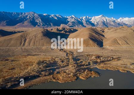 LONE PINE, CALIFORNIA, STATI UNITI - Dic 14, 2020: L'acquedotto di Los Angeles segue un percorso orizzontale mentre attraversa la scommessa di Eastern Sierra Foothills Foto Stock