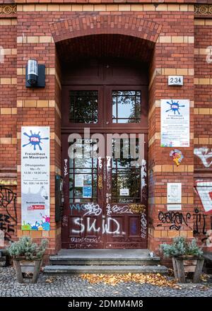 FAM, Freizeithaus am Mauerpark. Centro giovanile in un edificio storico in mattoni di cui l'architetto, Hermann Blankenstein a Schwedter Str. 234, Mitte, Berlino, tedesco Foto Stock