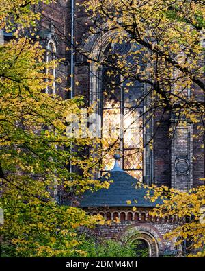 Berlino Sionskirche chiesa protestante vetrate la chiesa di Sion costruita In stile neo-romantico in autunno a Mitte, Berlino, Germania Foto Stock