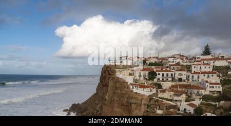 Azenhas do Mar, Portogallo - 14 dicembre 2020: Vista del villaggio di Azenhas do Mar, in Portogallo centrale Foto Stock