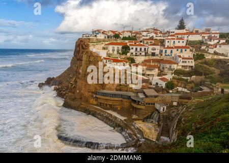 Azenhas do Mar, Portogallo - 14 dicembre 2020: Vista del villaggio di Azenhas do Mar, in Portogallo centrale Foto Stock