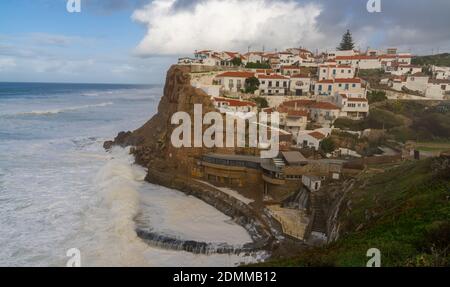 Azenhas do Mar, Portogallo - 14 dicembre 2020: Vista del villaggio di Azenhas do Mar, in Portogallo centrale Foto Stock