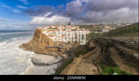 Azenhas do Mar, Portogallo - 14 dicembre 2020: Vista del villaggio di Azenhas do Mar, in Portogallo centrale Foto Stock