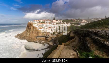 Azenhas do Mar, Portogallo - 14 dicembre 2020: Vista del villaggio di Azenhas do Mar, in Portogallo centrale Foto Stock