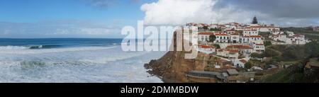 Azenhas do Mar, Portogallo - 14 Dicembre 2020: Vista panoramica del villaggio di Azenhas do Mar, in Portogallo centrale Foto Stock