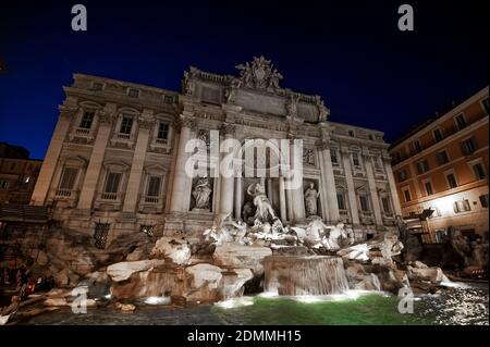 Fontana di Trevi, conosciuta in tutto il mondo per la sua presenza di grandi film, come "la dolce vita" di Federico Fellini e la famosa scena di Anita Ekberg Foto Stock