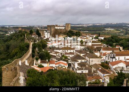 Obidos, Portogallo - 13 dicembre 2020: Veduta del pittoresco villaggio di Obidos nel Portogallo centrale Foto Stock