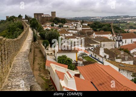 Obidos, Portogallo - 13 dicembre 2020: Veduta del pittoresco villaggio di Obidos nel Portogallo centrale Foto Stock