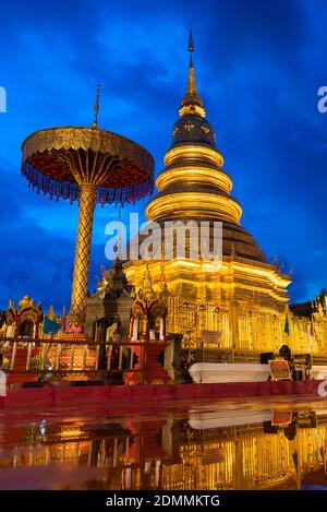 Wat Phra Che Hariphunchai con riflessione d'acqua a Lamphun, Thailandia Foto Stock