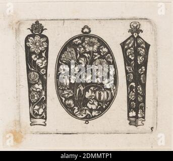 Oblungo Filet fiancheggiato da due custodie per ago (?),' Plate 5 from 'Goldsmith Ornament Designs', Heinrich Raab, tedesco, attivo Norimberga 1640 – 1650, Paul Furst, tedesco, ca. 1605 – 1666, incisione su carta defilata biancastra, tre disegni separati di colore bianco su nero per un filetto ovale o un pendente fiancheggiato da quelli che si ritiene siano custodie per ago. Il pendente è ornato da uno spray asimmetrico di tulipani e foglie sorretto da steli ondeggianti. La custodia a sinistra dell'ago è ornata anche da un gambo curvante che termina con una grande florette. Una corona di fiori al top della cassa. Foto Stock