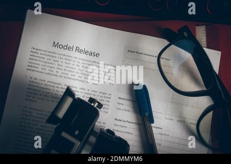 primo piano del documento di rilascio del modello sul tavolo, Foto Stock