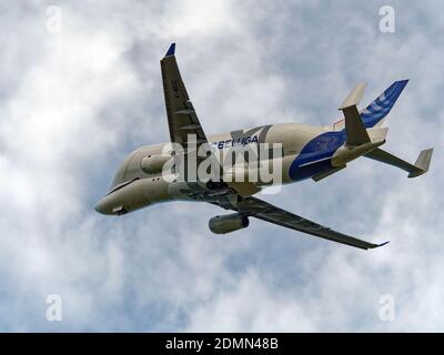 Newquay, Cornovaglia, Regno Unito, 14 dicembre 2020. Inusuale velivolo A700 Airbus a forma di balena visita l'aeroporto di Newquay per una serie di equipaggi traini Foto Stock