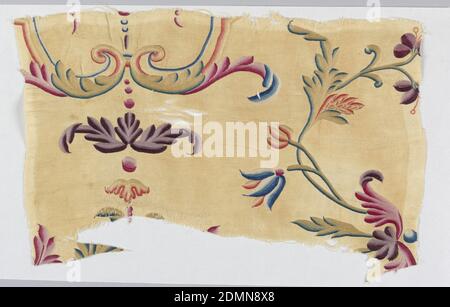 Fragment, Medium: Cotone, seta tecnica: Ricamo a catena su tessitura twill, piccola sezione di un coverlet o appeso che mostra parti di gambi, foglie, fiori, volute a foglia simmetriche, e punti graduati, in tonalità di viola, rosso, blu, giallo, arancione, E seta verde ricamata su un terreno ondiato con un piccolo modello di pannolino a forma di diamante., India, ca. 1700, ricamo e cucitura, frammento Foto Stock