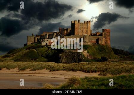 Il Castello di Bambburgh è un castello situato sulla costa nord-orientale dell'Inghilterra, vicino al villaggio di Bambburgh, nel Northumberland. E' un edificio classificato di grado I.. Cielo cha. Foto Stock
