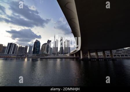 DUBAI, EMIRATI ARABI Uniti - 27 gennaio 2020: Dubai, Emirati Arabi Uniti - 27 gennaio 2020: Skyline di Dubai da Marasi st, Dubai Business Bay e Dubai Foto Stock