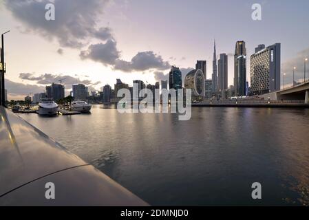 DUBAI, EMIRATI ARABI Uniti - 27 gennaio 2020: Dubai, Emirati Arabi Uniti - 27 gennaio 2020: Skyline di Dubai da Marasi st, Dubai Business Bay e Dubai Foto Stock