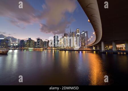 DUBAI, EMIRATI ARABI Uniti - 27 gennaio 2020: Dubai, Emirati Arabi Uniti - 27 gennaio 2020: Skyline di Dubai da Marasi st, Dubai Business Bay e Dubai Foto Stock